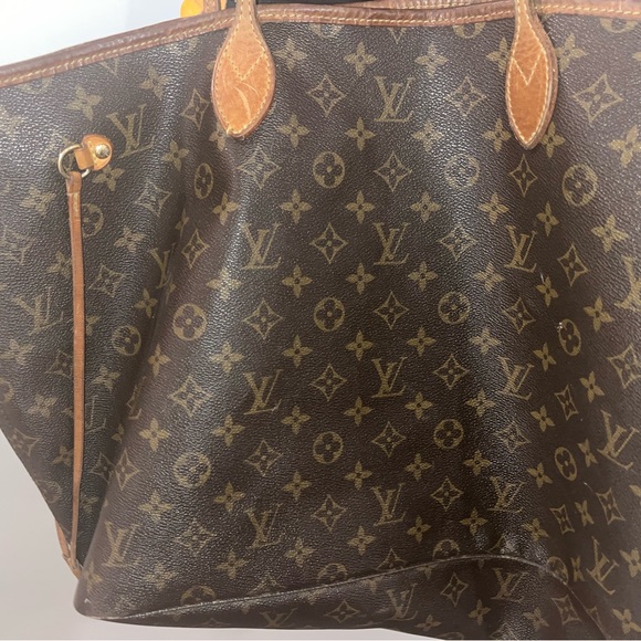 This is an authentic LOUIS VUITTON Monogram Neverfull MM. - Picture 3 of 6